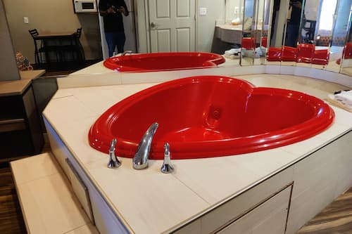 Suite, 1 cama de matrimonio grande, fumadores (Jacuzzi Tub) | Escritorio, tabla de planchar con plancha, wifi gratis y ropa de cama