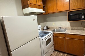 Fridge, microwave - Regency Inn & Suites By Capital O Houston IAH Airport (Humble)