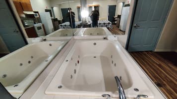 مغطس بمضخات للمياه