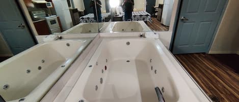Jetted bathtub