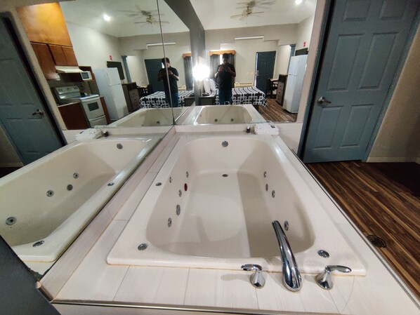 Jetted bathtub