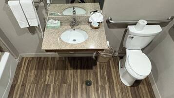 Suíte, 1 cama King, para não fumantes (Jacuzzi Tub) | Banheiro | Secador de cabelo, toalhas de banho