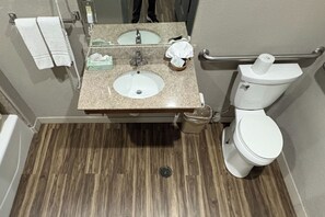 Bathroom - Regency Inn & Suites By Capital O Houston IAH Airport (Humble)