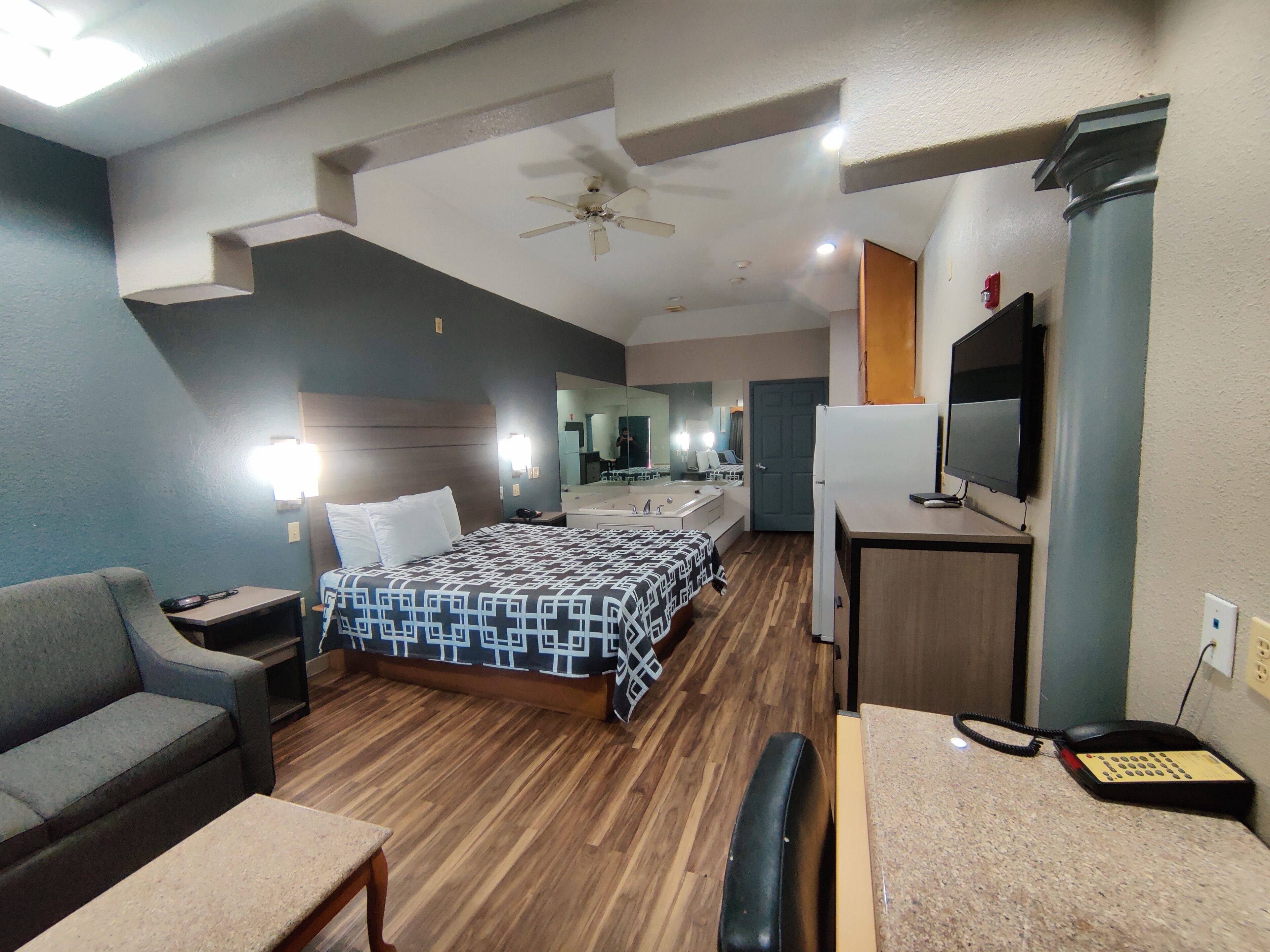 Room, 1 King Bed, Non Smoking | Desk, iron/ironing board, free WiFi, bed sheets