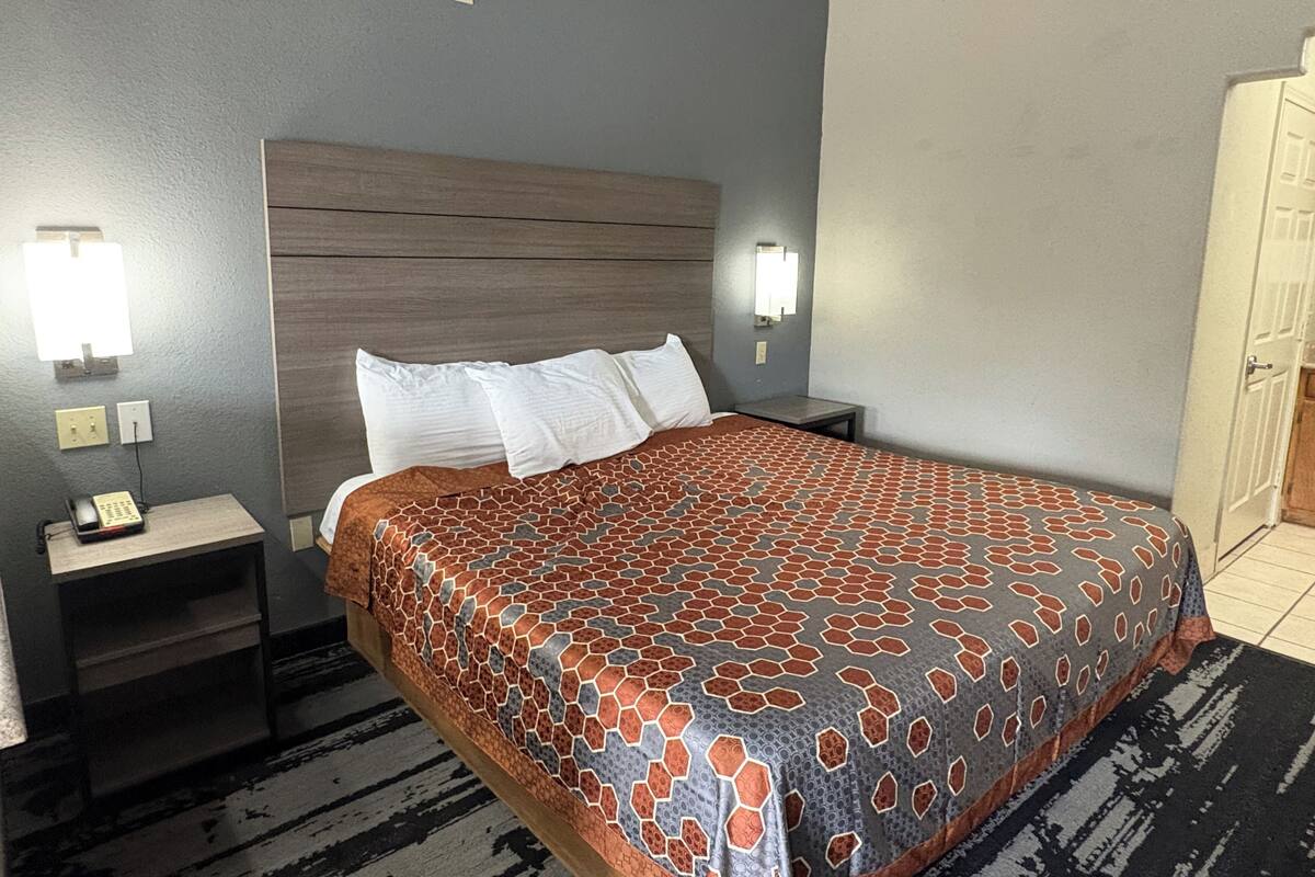 Escritorio, tabla de planchar con plancha, wifi gratis y ropa de cama
