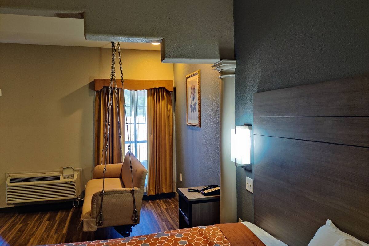 Suite, 1 cama King size, para fumadores (Jacuzzi Tub) | Escritorio, tabla de planchar con plancha, wifi gratis y ropa de cama
