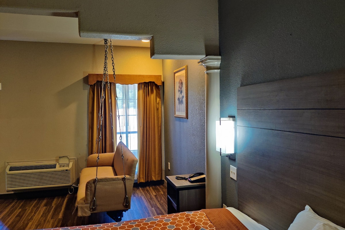 Suite, 1 llit de matrimoni gran, fumadors (Jacuzzi Tub) | Escriptori, planxa i posts de planxar, wifi gratuïta i roba de llit