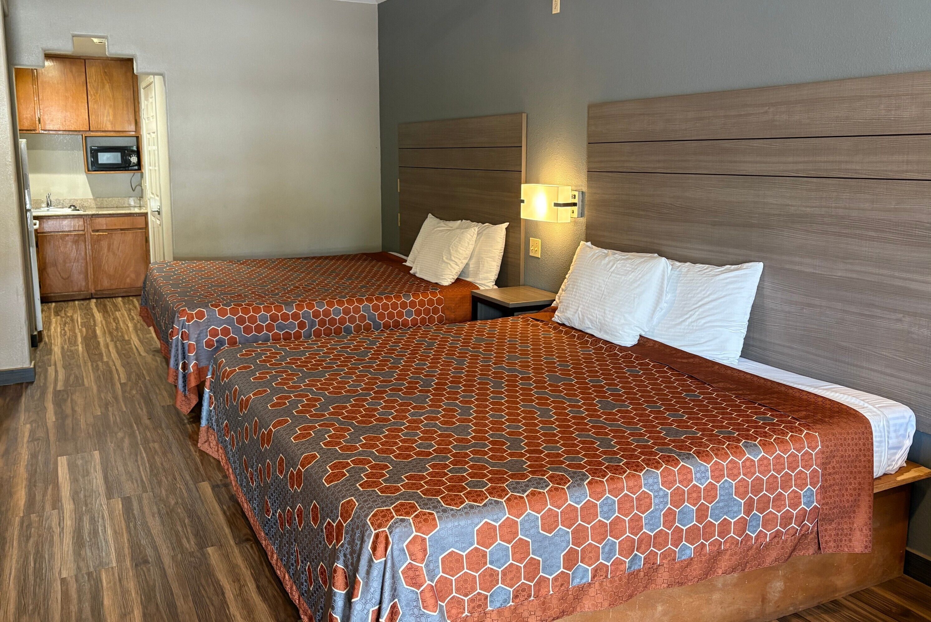 Habitació, cuina bàsica (2 King Beds) | Escriptori, planxa i posts de planxar, wifi gratuïta i roba de llit 