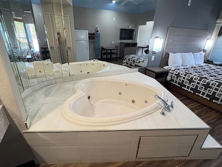 Suite, 1 King Bed, Non Smoking (Jacuzzi Tub) | Jetted tub. Regency Inn & Suites By Capital O Houston IAH Airport