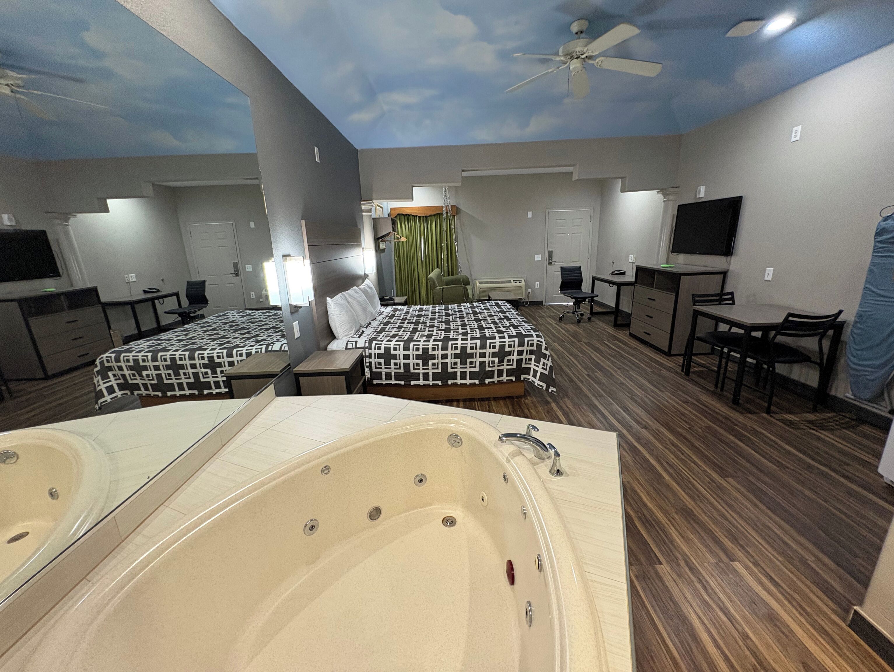 Suite, 1 cama de matrimonio grande, no fumadores (Jacuzzi Tub) | Escritorio, tabla de planchar con plancha, wifi gratis y ropa de cama