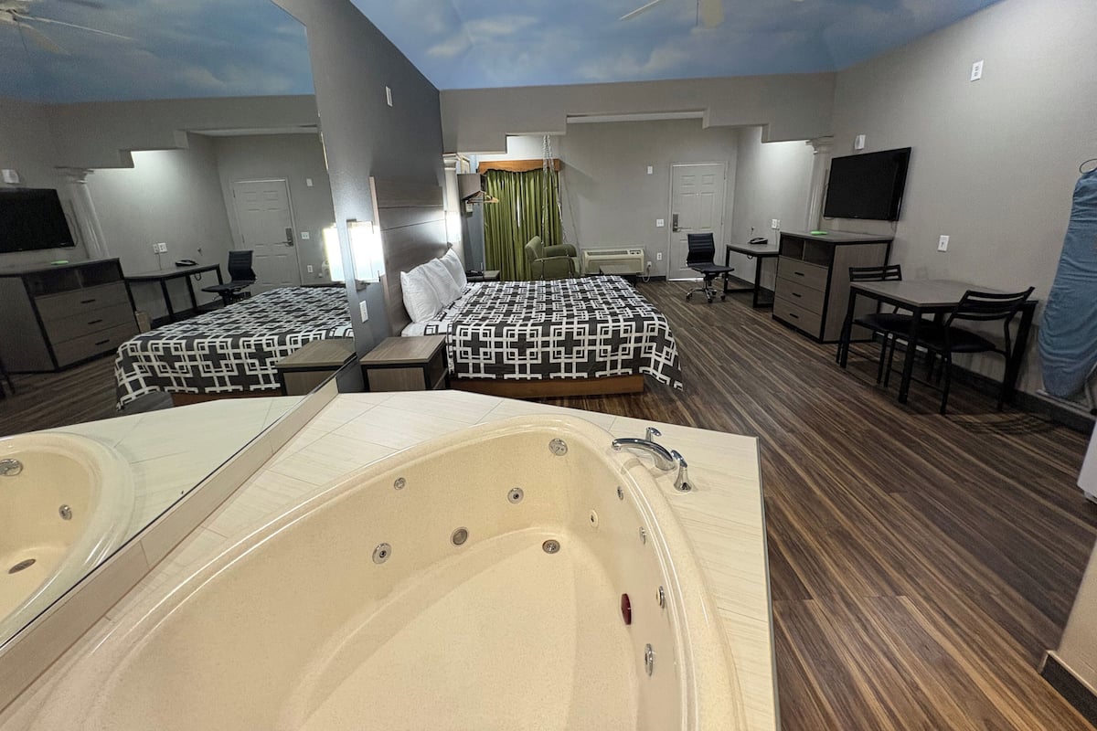 Suite, 1 cama King size, para no fumadores (Jacuzzi Tub) | Escritorio, tabla de planchar con plancha, wifi gratis y ropa de cama