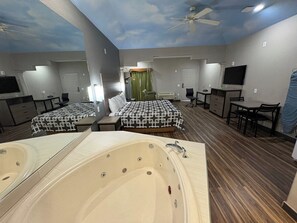 Suite, 1 Tempat Tidur King, Bebas Asap Rokok (Jacuzzi Tub) | Meja kerja, setrika/meja setrika, Wi-Fi gratis, dan seprai linen