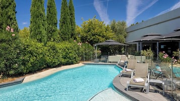 Kolam renang terbuka bermusim, payung kolam