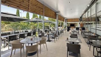 Petit déjeuner, déjeuner et dßner servis sur place, vue sur la piscine