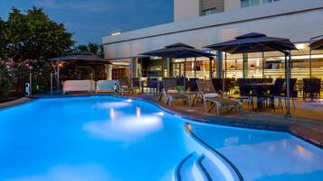 Seasonal outdoor pool, pool umbrellas