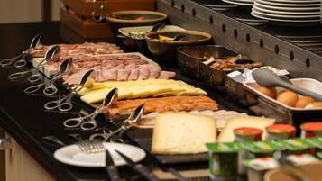 Petit déjeuner buffet servi tous les jours en supplément