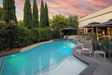 Seasonal outdoor pool, pool umbrellas. Courtyard by Marriott Toulouse Airport