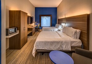 Habitació estàndard, 2 llits de matrimoni, accessible (Communications) | Escriptori, espai de treball apte per a portàtils i cortines opaques 