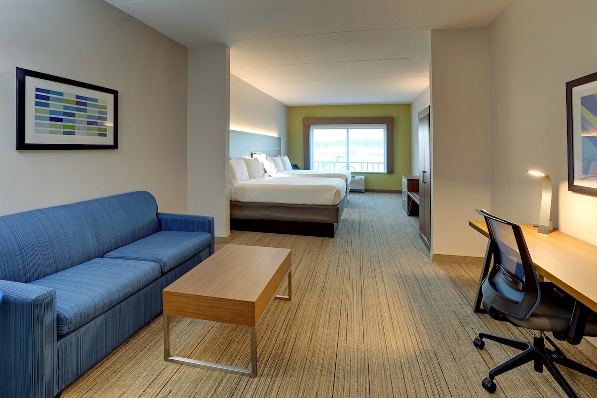 Suite, 2 Katil Kelamin (Double) | Peralatan tempat tidur premium, meja, ruang kerja komputer riba 