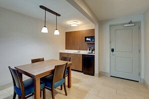 Premium bedding, desk, laptop workspace, blackout curtains - Holiday Inn Express Hotel and Suites Nashville-Opryland by IHG (Nashville)