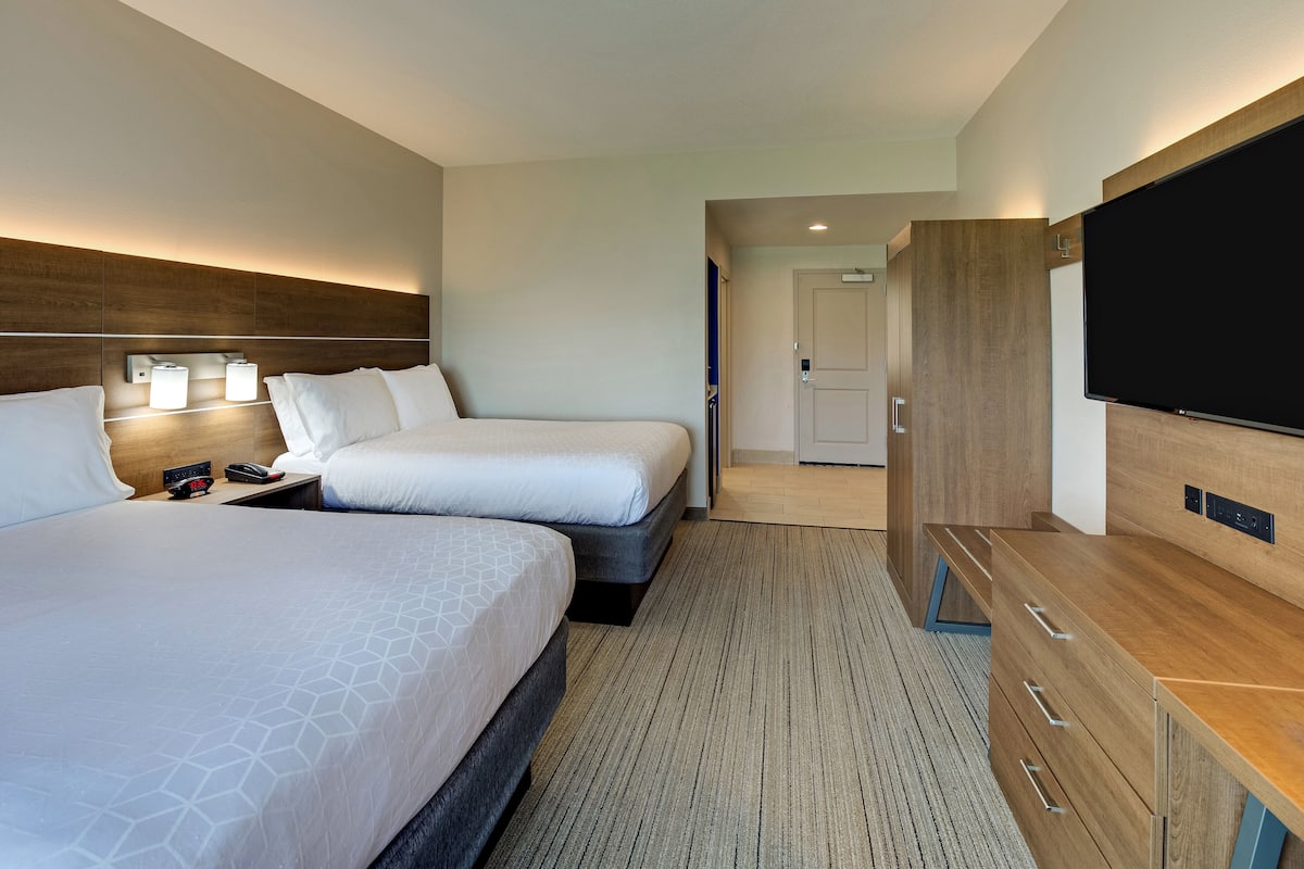 Standard Room, 2 Katil Ratu (Queen) | Peralatan tempat tidur premium, meja, ruang kerja komputer riba 