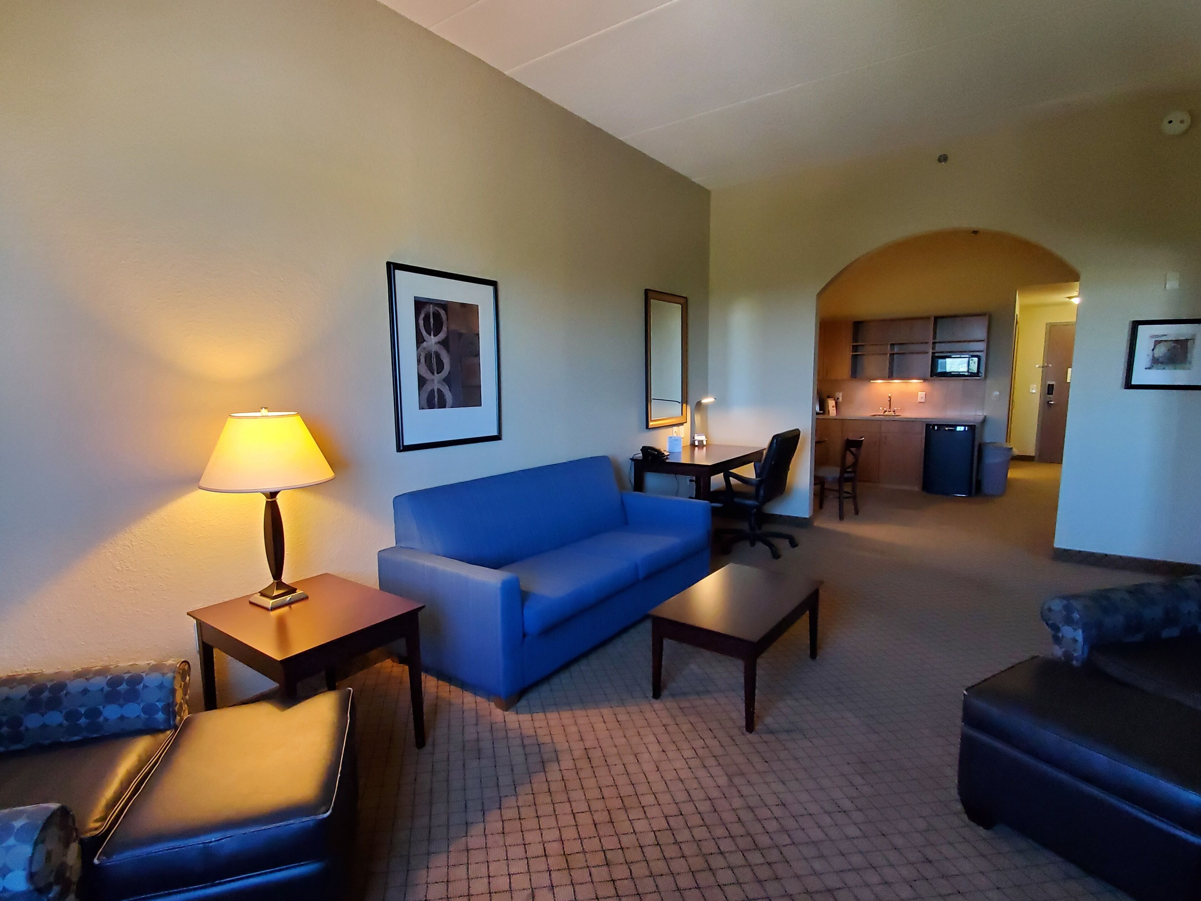 Habitación estándar, 1 cama King size | Sala de estar | Televisión de pantalla plana 