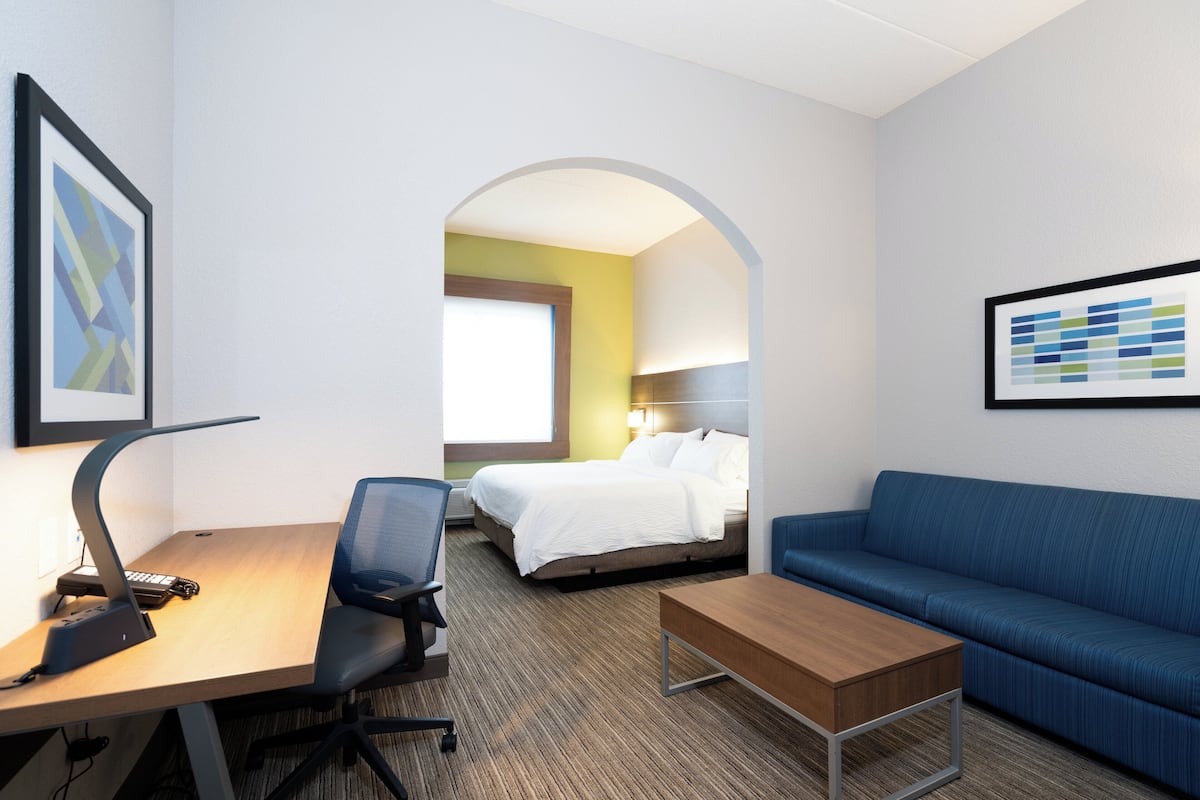 标准房, 1 张特大床和 1 张沙发床 | 客房内保险箱、办公桌、笔记本电脑工作区、遮光窗帘