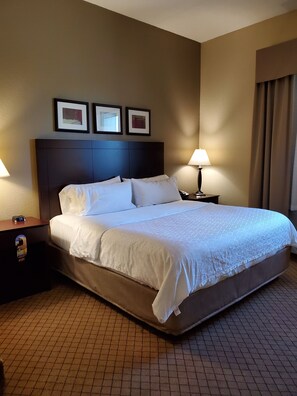 Suite, 1 habitación | Caja de seguridad en la habitación y escritorio 