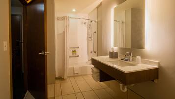 Combined shower/tub, free toiletries, hair dryer, towels