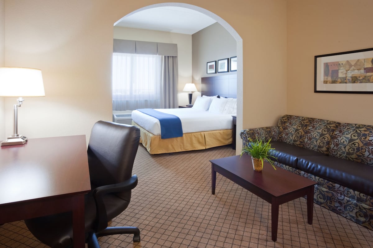 Standard Room, 1 King Bed with Sofa bed | In-room safe, desk, laptop workspace, blackout curtains
