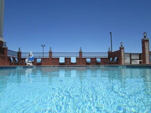 Piscine extérieure, chaises longues