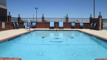 Utomhuspool och solstolar