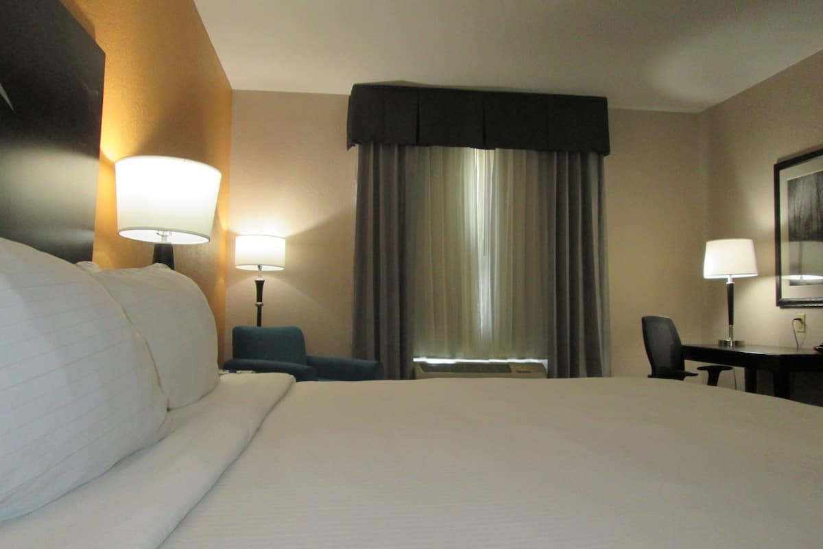 standard room, 1 king bed | in-room safe, desk, soundproofing, iron/ironing board