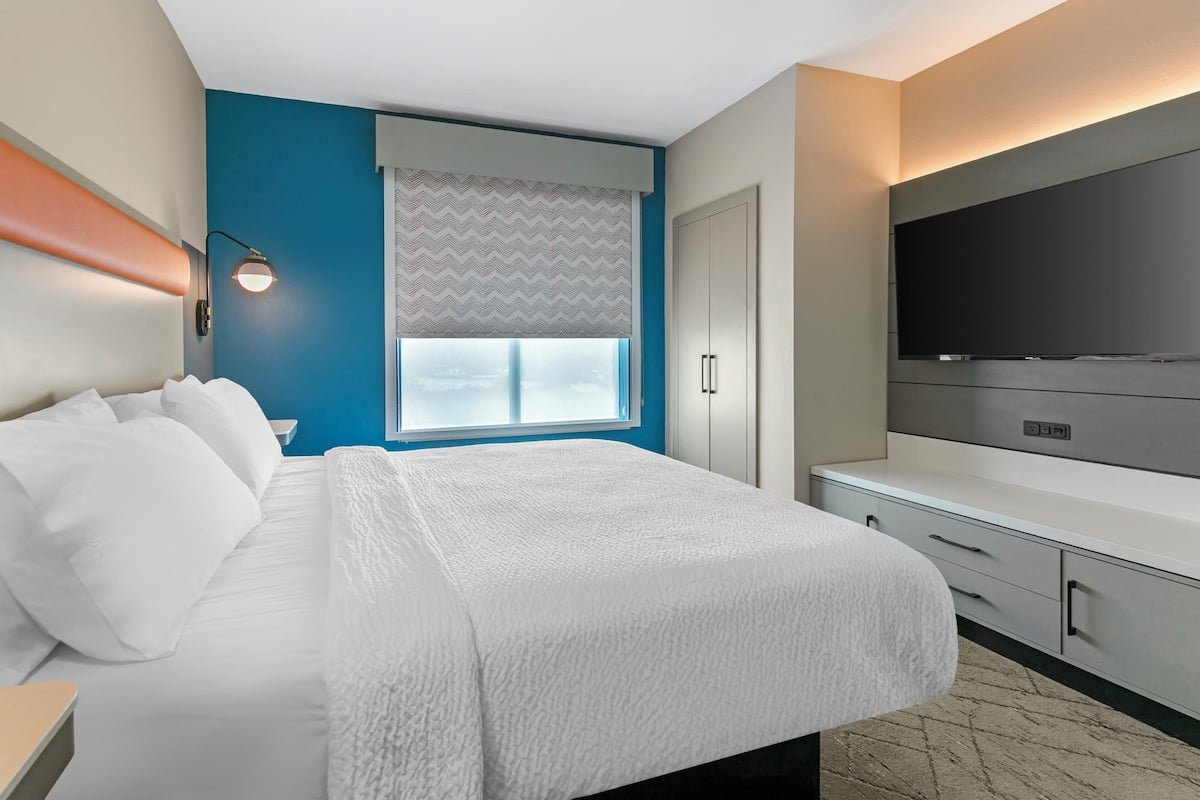 Suite, 1 King Bed | Desk, blackout drapes, iron/ironing board, WiFi (free)