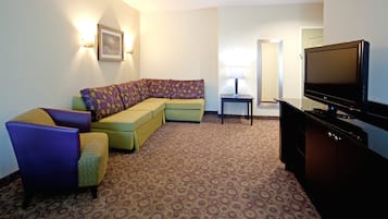 Suite, 1 très grand lit et 1 canapé-lit (Low Floor) | 1 chambre, bureau, rideaux occultants, fer et planche à repasser