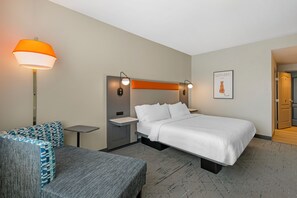 Desk, blackout drapes, iron/ironing board, WiFi (free) - Holiday Inn Express & Suites Clemson by IHG (Clemson)