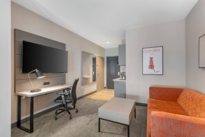 Desk, blackout drapes, iron/ironing board, WiFi (free) - Holiday Inn Express & Suites Clemson by IHG (Clemson)