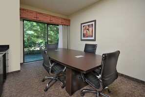 Suite, 1 King Bed with Sofa bed (Low Floor) | Desk, blackout drapes, iron/ironing board, free WiFi