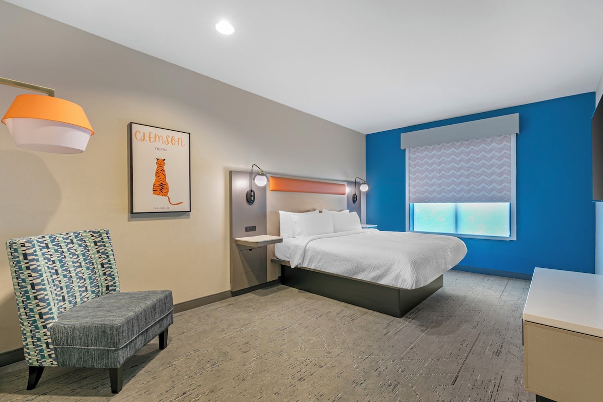 Suite, 1 King Bed with Sofa bed (Low Floor) | Desk, blackout drapes, iron/ironing board, WiFi (free)