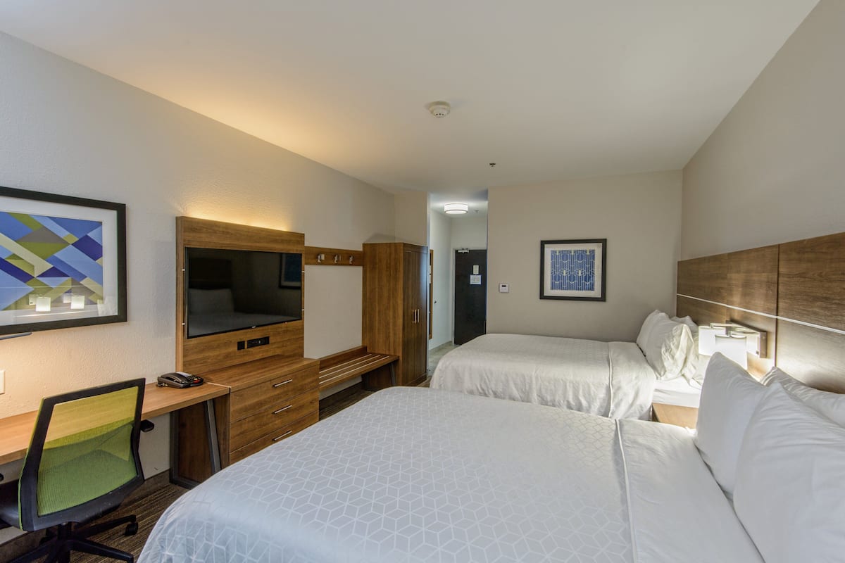 Caixa forta a l'habitació, escriptori i cortines opaques