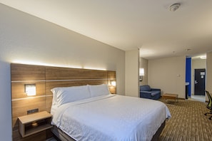 Suite, 1 très grand lit | Coffre-fort, bureau, rideaux d’obscurcissement