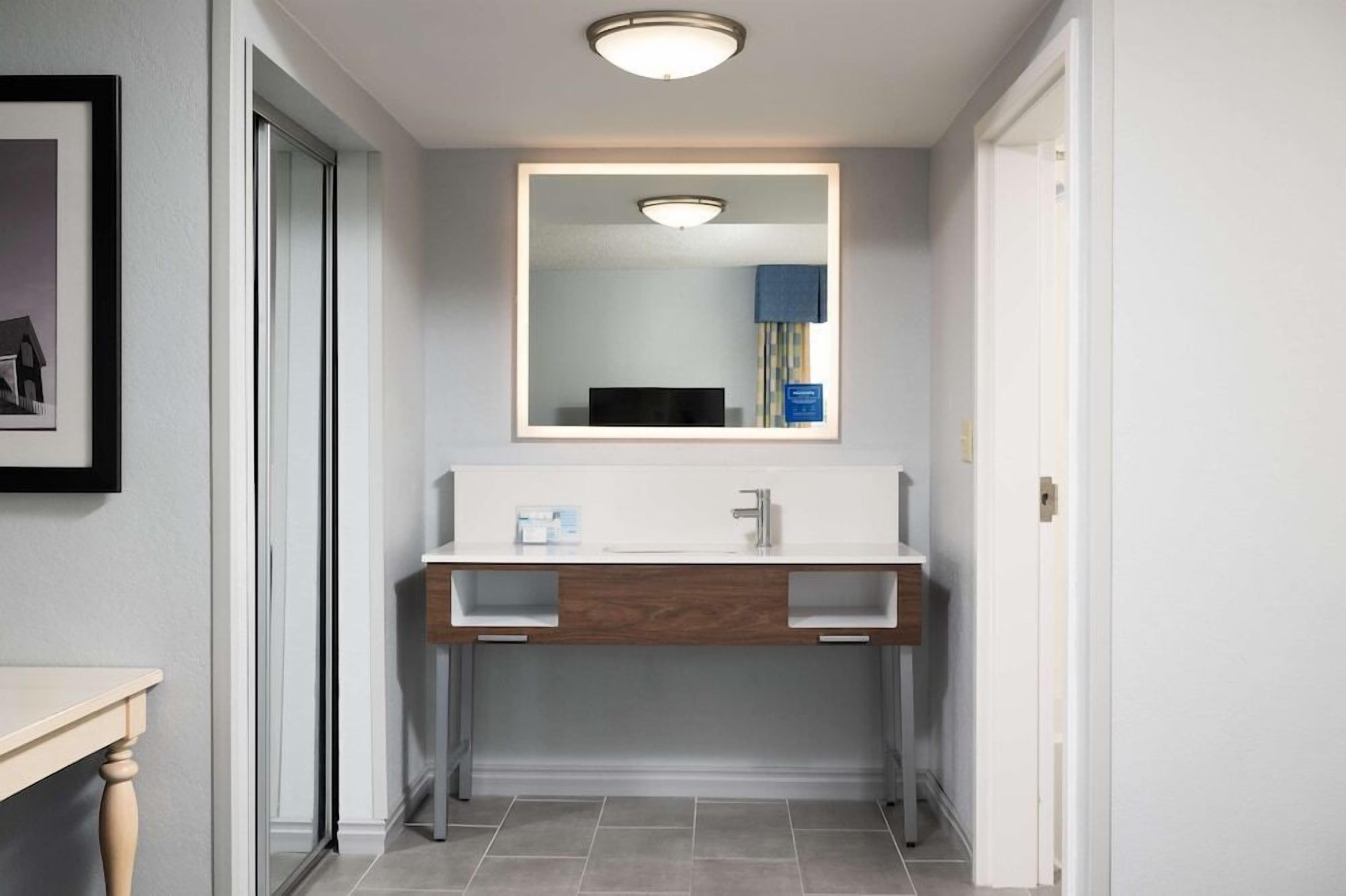 Baño | Artículos de higiene personal gratuitos, secador de pelo y toallas