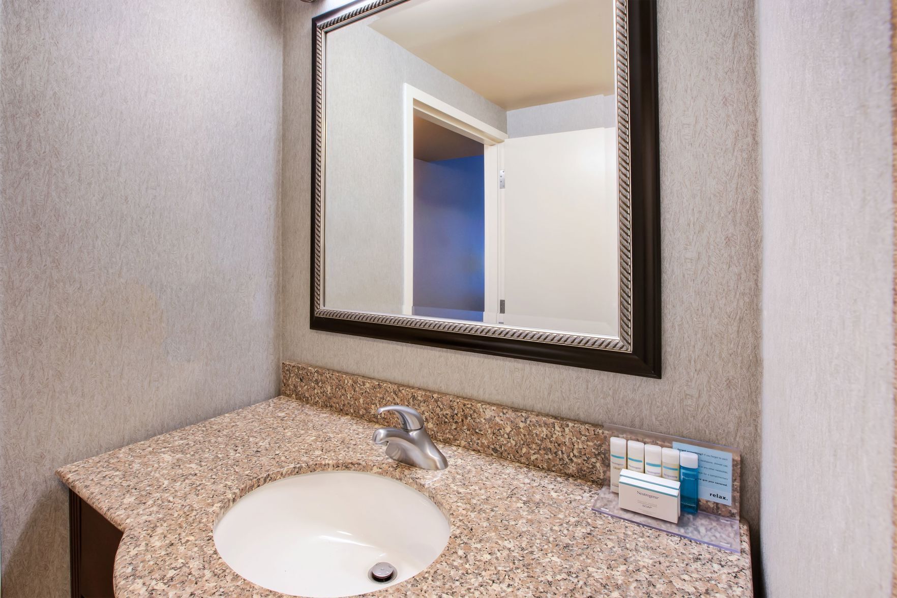 Baño | Artículos de higiene personal gratuitos, secador de pelo y toallas