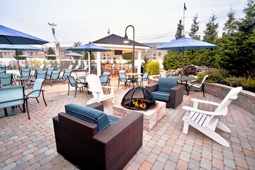 Indoor pool, seasonal outdoor pool, pool umbrellas, sun loungers