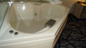 Deluxe Room, 1 King Bed, Non Smoking, Jetted Tub | Bathroom