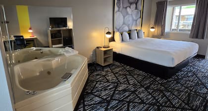 Super 8 by Wyndham Traverse City