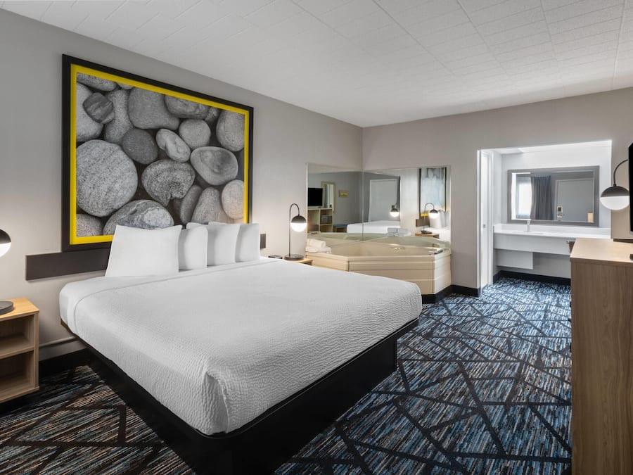 Deluxe Room, 1 King Bed, Non Smoking, Jetted Tub | Desk, iron/ironing board, free WiFi, bed sheets