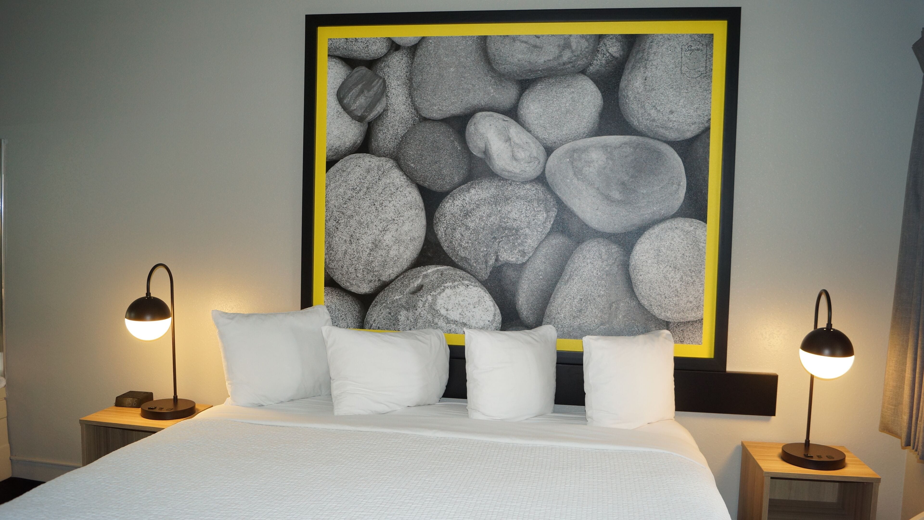 deluxe room, 1 king bed, non smoking, jetted tub | desk, iron/ironing board, free wifi, bed sheets