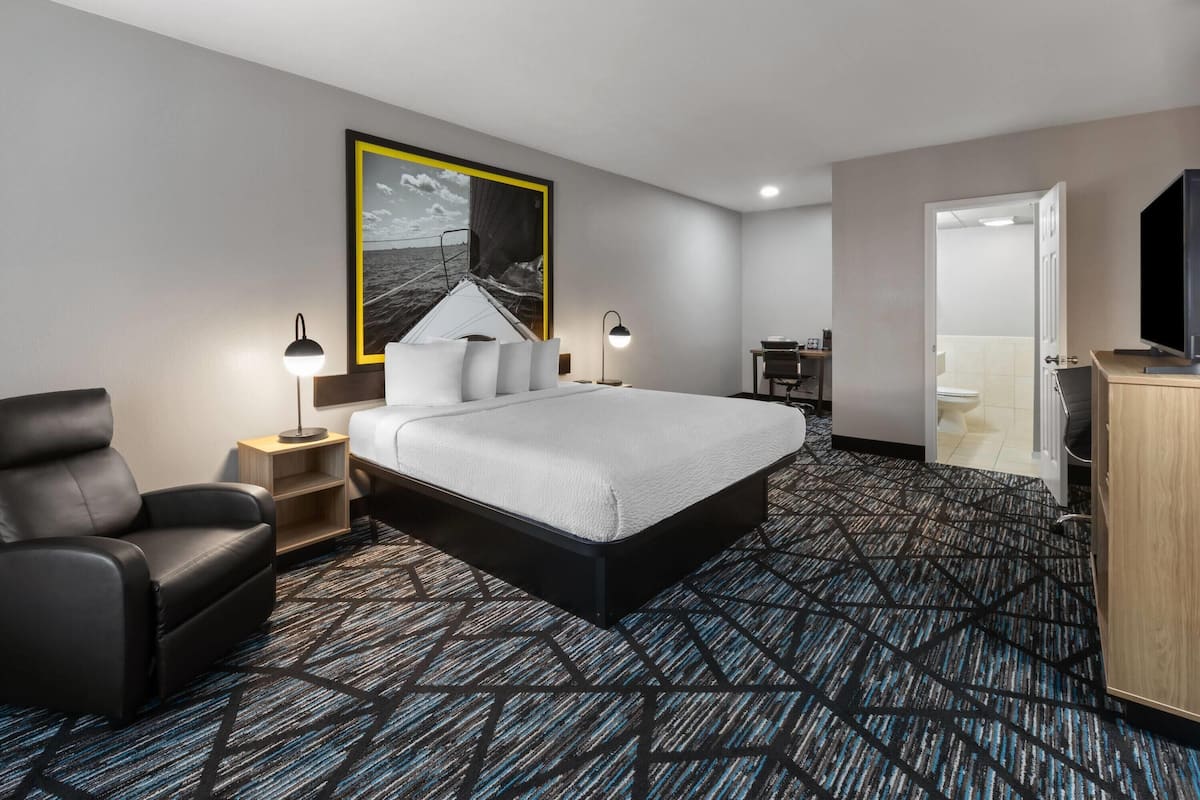 Deluxe Room, 1 King Bed, Non Smoking