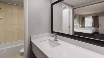 Deluxe Room, 1 King Bed, Non Smoking, Jetted Tub | Bathroom | Combined shower/tub, free toiletries, hair dryer, towels